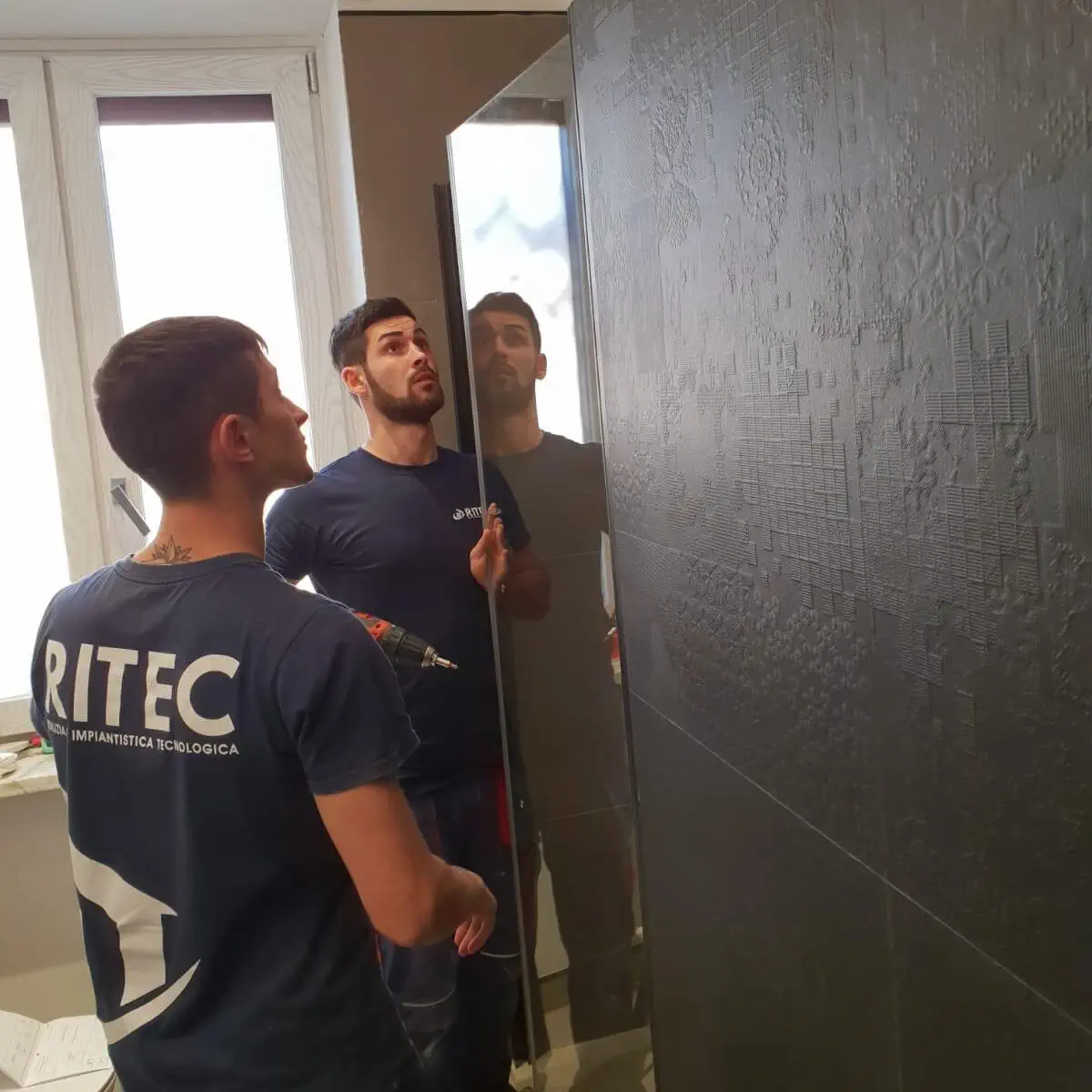 Installazione box doccia Due ragazzi giovani del ritec team installano un box doccia