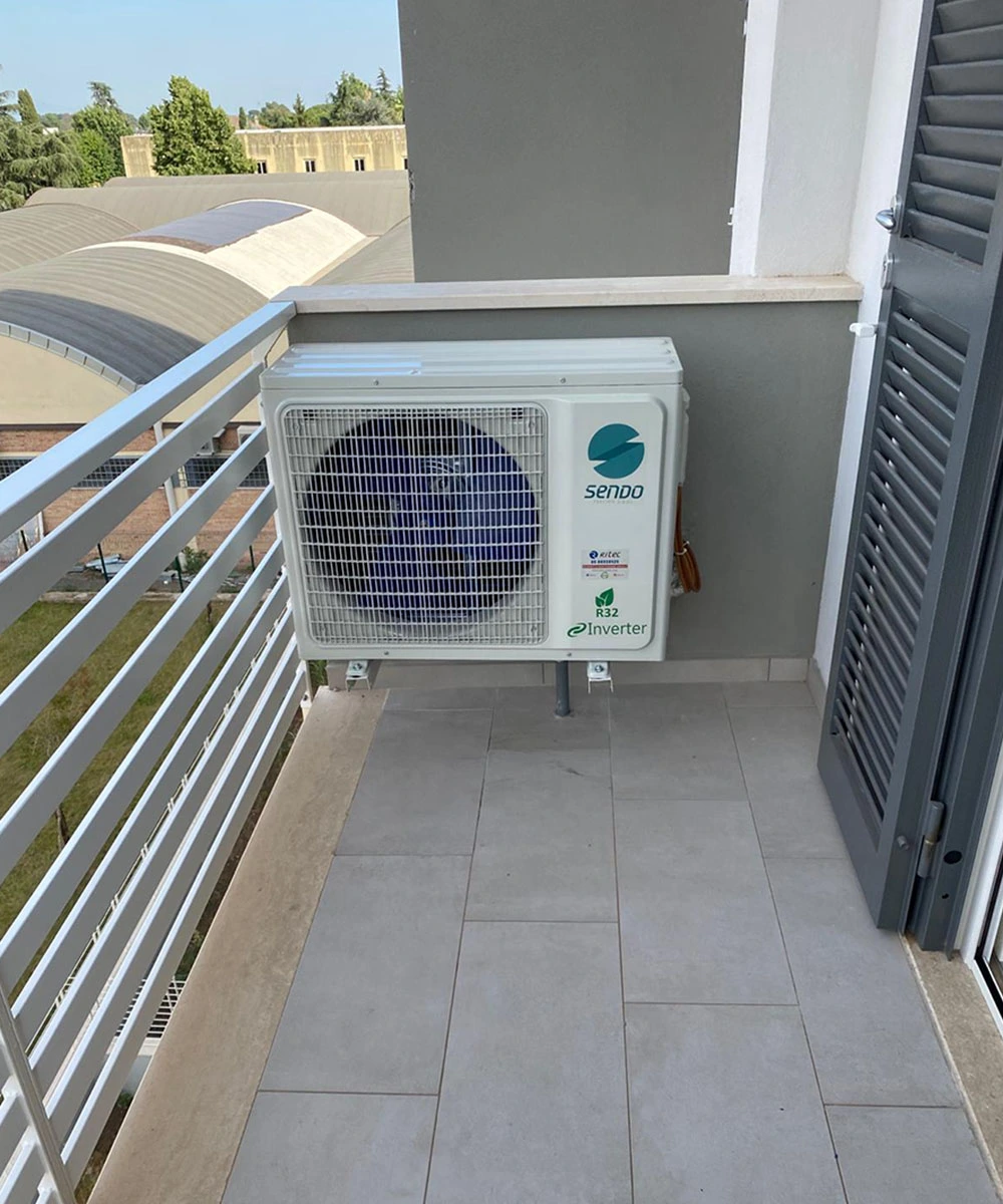Installazione del motore esterno di un condizionatore su un balcone di un abitazione domestica ad anzio