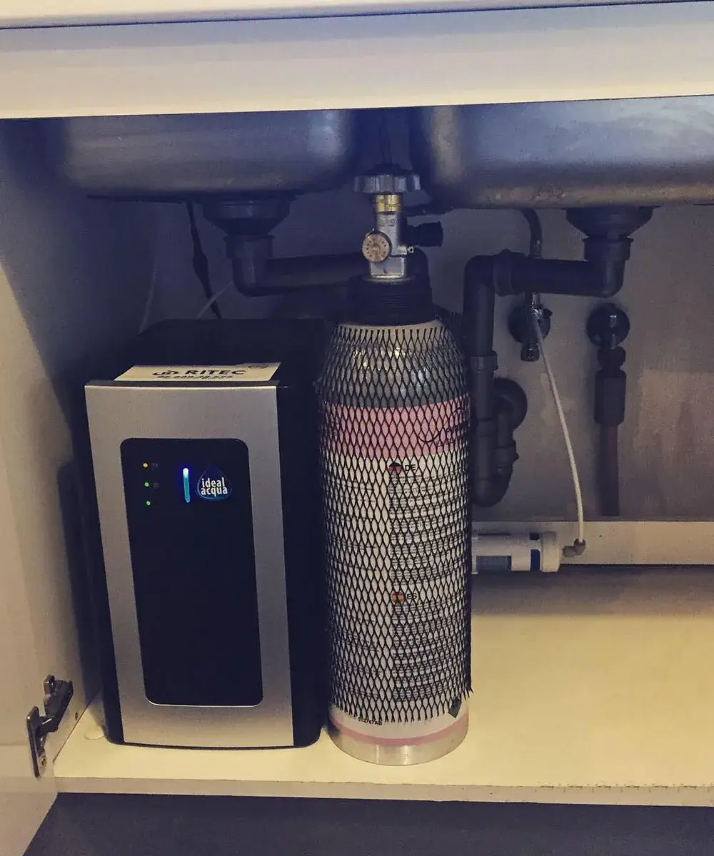 Installazione macchinario osmosi inversa sotto lavello per trattamento dell'acqua